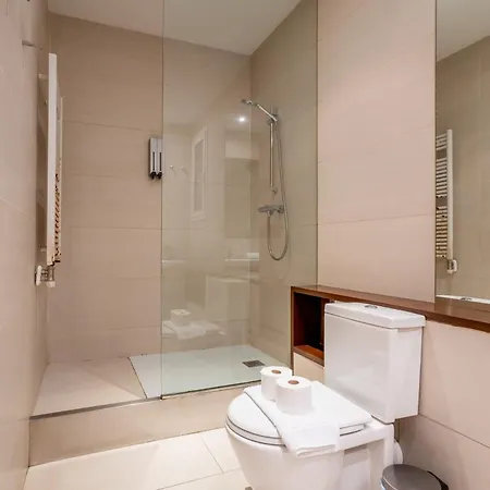 Classy 3bed 3bath In Eixample Barcelona